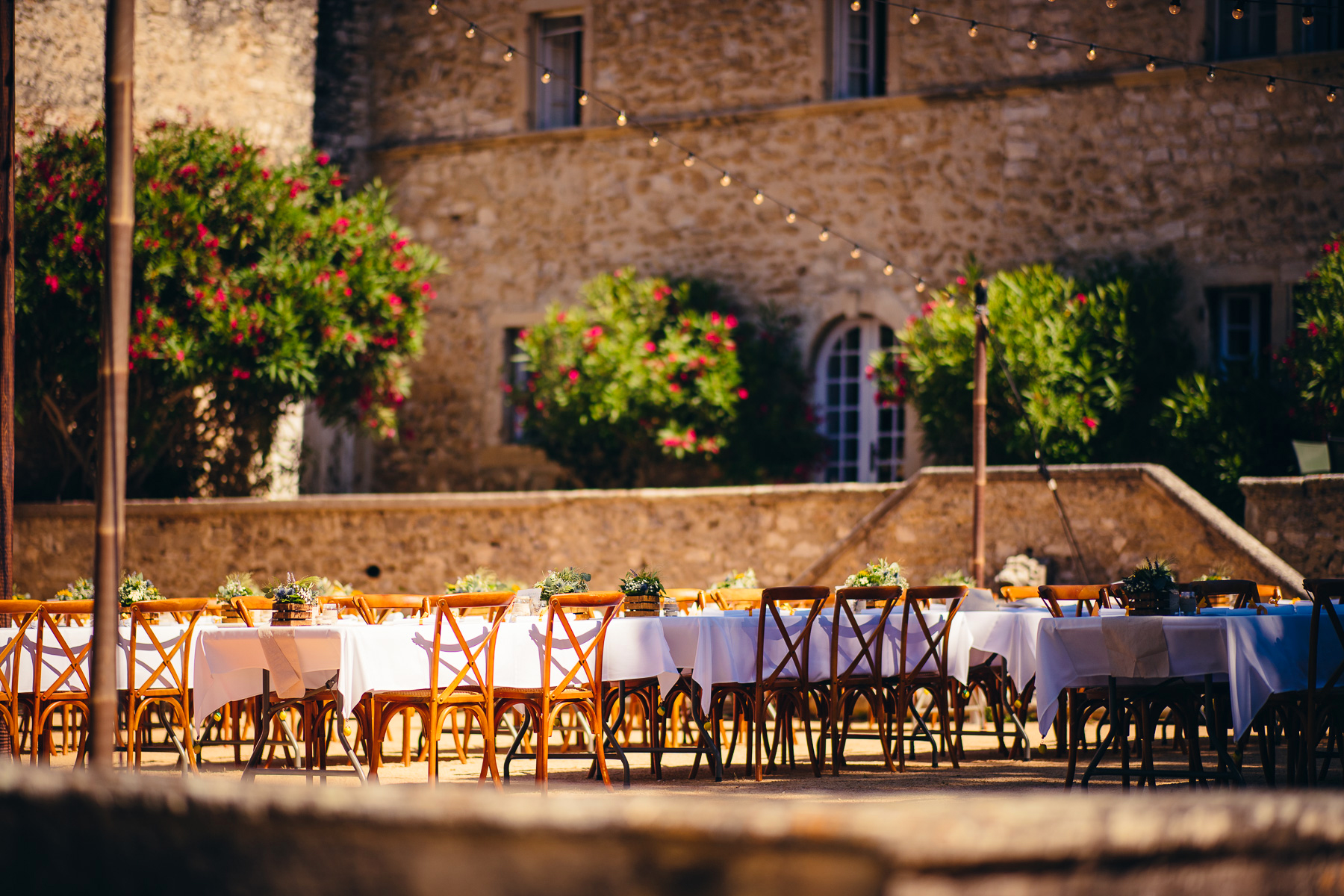La cour du domaine dressée pour dîner