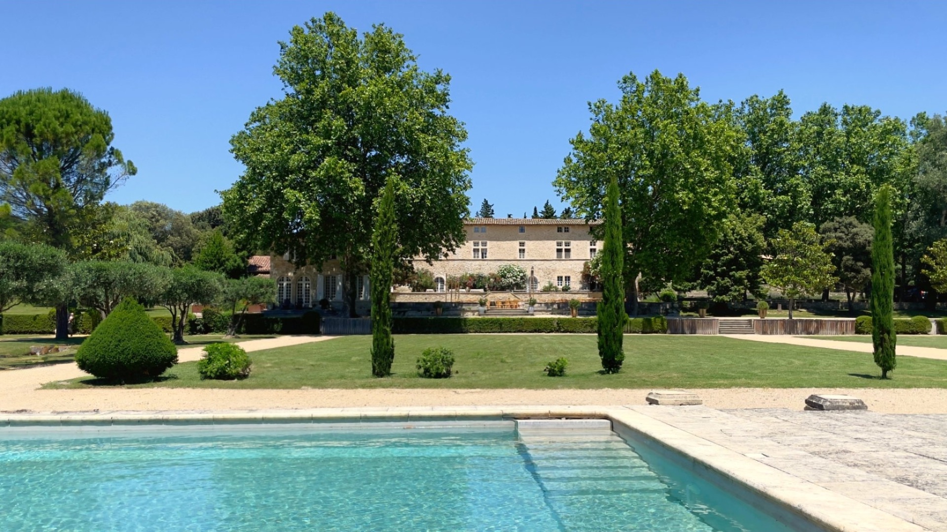 La piscine et la maison du Domaine de Belfonds